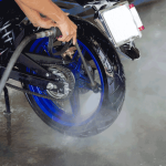 Mycie motocykla wężami sprężonego powietrza i wody