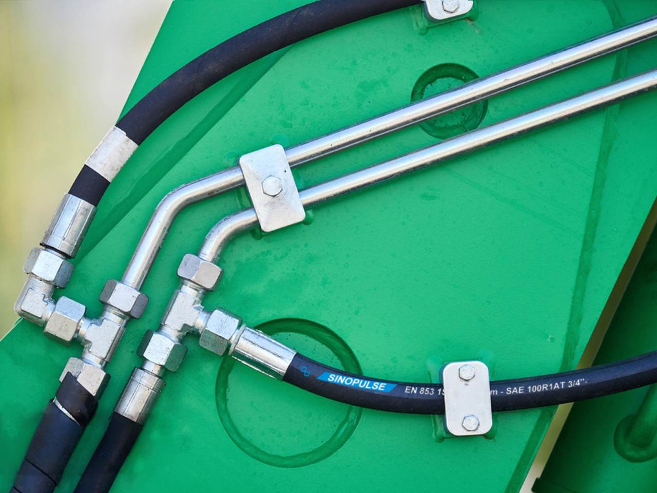 Гидравлический шланг против трубы