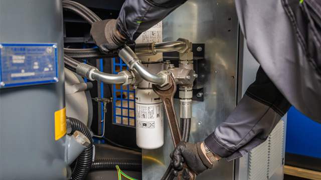 Cómo aflojar los accesorios de las mangueras hidráulicas