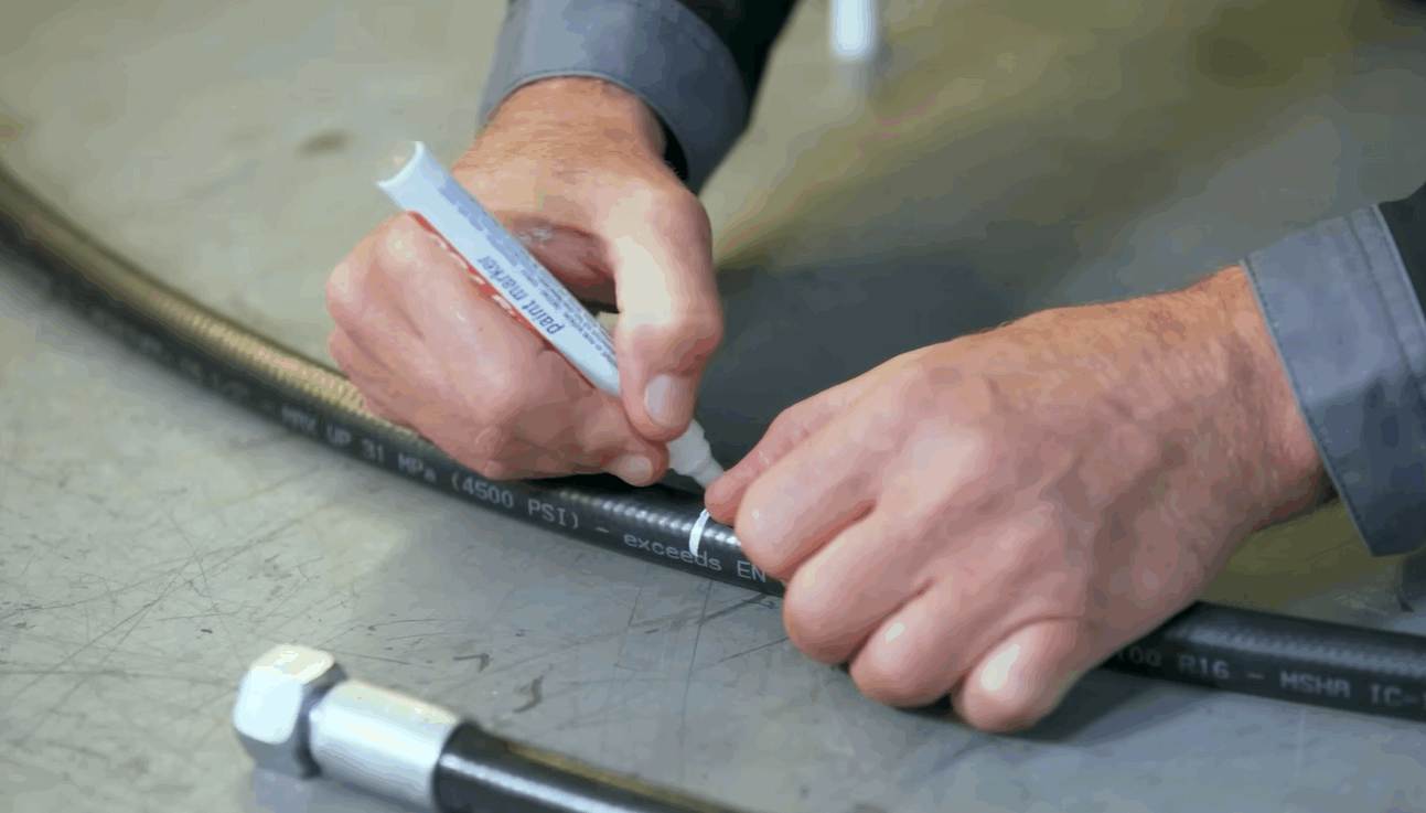 Marque claramente a linha de corte na mangueira com uma caneta marcadora.