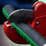 قطع خرطوم هيدروليكي باستخدام الأدوات