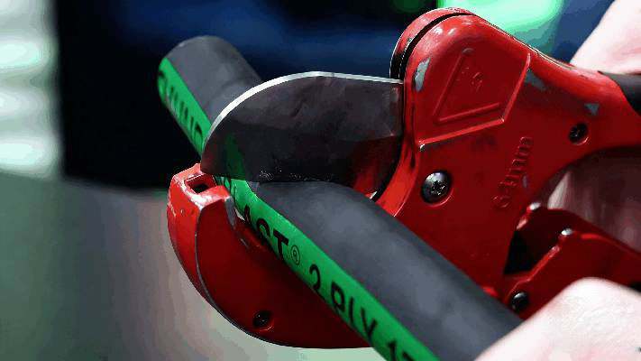 cortar mangueira hidráulica com ferramentas