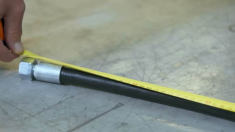 Use uma fita métrica para medir com precisão o comprimento necessário da mangueira.